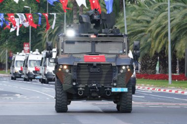 İSTANBUL, TÜRKİYE - 30 Ağustos 2022: Vatan Bulvarı 'nda düzenlenen 30 Ağustos Zafer Bayramı' nın 100. yıldönümünde jandarma araçları geçit töreni