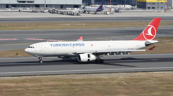土耳其伊斯坦布尔 2022年8月6日 土耳其航空公司货运空中客车330 243F 1442 降落在伊斯坦布尔国际机场 — 图库照片