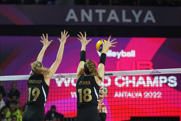 ANTALYA, TURKIYE - 17 Aralık 2022: Nika Daalderop ve Zehra Gunes, Antalya Spor Salonu 'nda oynanan Vakıfbank-Eczacibasi Dynavit 5.