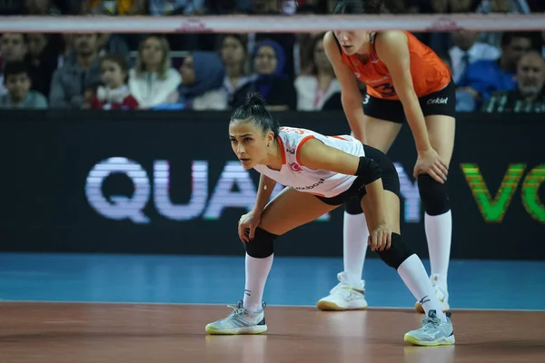 ANTALYA, TURKIYE - 17 Aralık 2022: Simge Sebnem Akoz Vakıfbank 'ta Eczacibasi Dynavit 5VB Voleybol Kadınlar Kulübü Dünya Şampiyonası karşılaşmasında Antalya Spor Salonu' nda