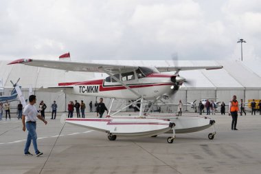 ISTANBUL, TURKIYE - ECTOBER 08, 2022: Özel Cessna 185 Skywagon (18502710) İstanbul Atatürk Havalimanı 'ndaki İstanbul Havaalanı' nda sergileniyor