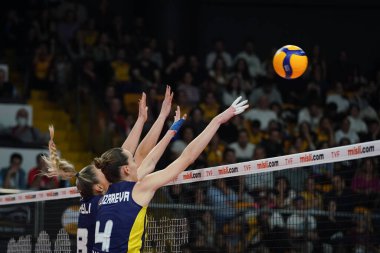 ISTANBUL, TURKIYE - 13 Kasım 2022: Vakıfbank - Fenerbahçe Opet Türkiye Sultanlar Ligi karşılaşmasında Aslı Kalac ve Anna Lazareva