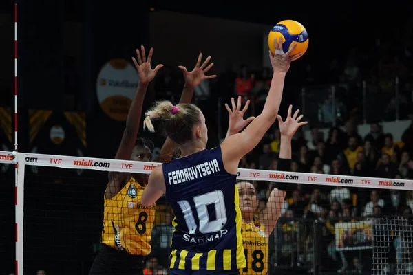 ISTANBUL, TURKIYE - 13 Kasım 2022: Vakıfbank - Fenerbahçe Opet Türkiye Sultanlar Ligi karşılaşmasında Arina Fedorovtseva eylemde