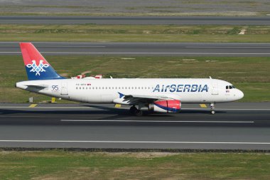 ISTANBUL, TURKIYE - Ekim 01, 2022: Air Serbia Airbus A320-232 (2645) İstanbul Uluslararası Havaalanına indi