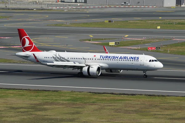 stock image ISTANBUL, TURKIYE - OCTOBER 01, 2022: Turkish Airlines Airbus A321-271NX (8257) landing to Istanbul International Airport