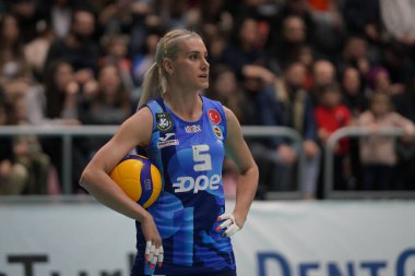 ISTANBUL, TURKIYE - 14 Ocak 2023: Eczacibasi Dynavit, Fenerbahçe Opet Türkiye Sultanlar Ligi maçından önce Eczacibasi Spor Salonu 'nda ısınma turu