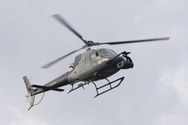 İSTANBUL, TURKIYE - Kasım 06, 2022: Eurocopter AS350 Ecureuil İstanbul üzerinde uçuyor