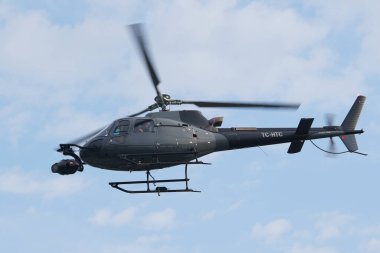 İSTANBUL, TURKIYE - Kasım 06, 2022: Eurocopter AS350 Ecureuil İstanbul üzerinde uçuyor