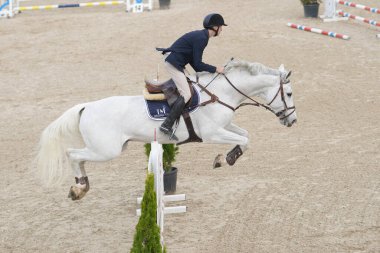 BURSA, TURKIYE - Nisan 09, 2023: Türkiye Binicilik Federasyonu yarışında kimliği belirsiz binici atla atladı