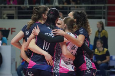 ISTANBUL, TURKIYE - 11 Ocak 2023: Burhan Felek Spor Salonu 'nda oynanan Eczacibasi Dynavit CEV Şampiyonlar Ligi Volesi maçında Grupa Azoty Chemik Police oyuncuları skor puanını kutluyor
