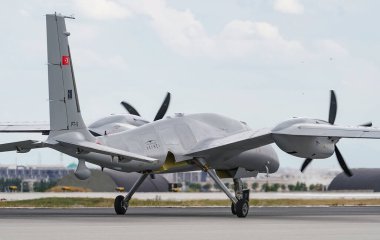 KONYA, TURKIYE - 30 Haziran 2022: Baykar Teknolojileri Bayraktar Akinci UCAV Tiha (PT-5) Anadolu Kartal Hava Kuvvetleri Tatbikatı sırasında Konya Havalimanı 'nda taksicilik