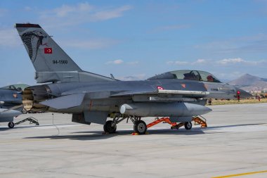 KONYA, TURKIYE - 30 Haziran 2022: Türk Hava Kuvvetleri Lockheed Martin F-16D Fighting Falcon (HD-16) Anadolu Kartal Hava Kuvvetleri Tatbikatı sırasında Konya Havalimanı 'nda sergilendi