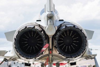 KONYA, TURKIYE - 30 Haziran 2022: Birleşik Krallık Kraliyet Hava Kuvvetleri Eurofighter Eurofighter FGR4 (BS064 / 260) Anadolu Kartal Hava Kuvvetleri Tatbikatı sırasında Konya Havalimanı 'nda sergilendi