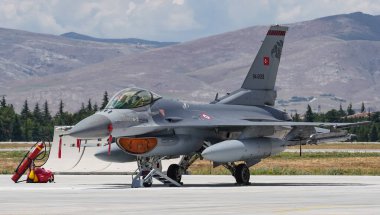 KONYA, TURKIYE - 30 Haziran 2022: Türk Hava Kuvvetleri Lockheed Martin F-16C Fighting Falcon (HC-52) Anadolu Kartal Hava Kuvvetleri Tatbikatı sırasında Konya Havalimanı 'nda sergilendi