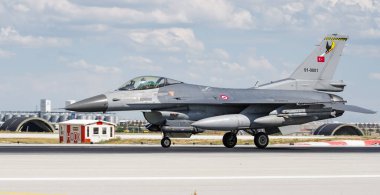 KONYA, TURKIYE - 30 Haziran 2022: Türk Hava Kuvvetleri General Dynamics F-16C Fighting Falcon (4R-81) Anadolu Kartal Hava Kuvvetleri Tatbikatı sırasında Konya Havalimanı 'ndan havalanmıştır.