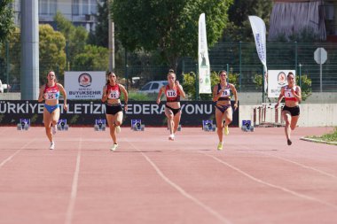 DENIZLI, TURKIYE - 16 Temmuz 2022: Balkan Atletizm Şampiyonası sırasında Denizli Albayrak Atletizm Pisti 'nde 100 metre koşan sporcular