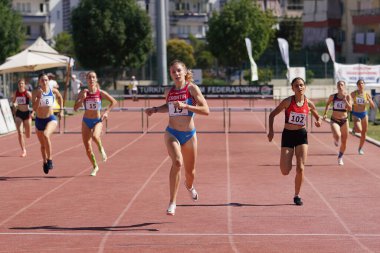 DENIZLI, TURKIYE - 16 Temmuz 2022: Balkan Atletizm Şampiyonası sırasında Denizli Albayrak Atletizm Pisti 'nde 400 metre engelli koşan sporcular