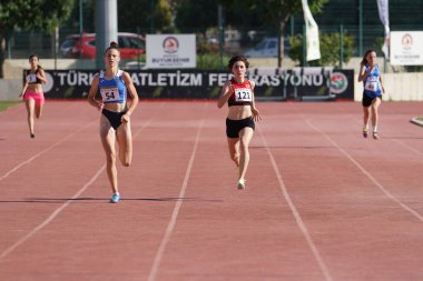 DENIZLI, TURKIYE - 16 Temmuz 2022: Balkan Atletizm Şampiyonası sırasında Denizli Albayrak Atletizm Pisti 'nde 400 metre koşan sporcular