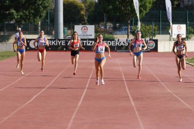 DENIZLI, TURKIYE - 16 Temmuz 2022: Balkan Atletizm Şampiyonası sırasında Denizli Albayrak Atletizm Pisti 'nde 400 metre koşan sporcular