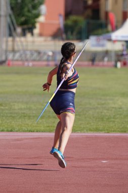 DENIZLI, TURKIYE - 16 Temmuz 2022: Balkan Atletizm Şampiyonası sırasında Denizli Albayrak Atletizm Pisti 'nde tanımlanamayan atlet cirit atma