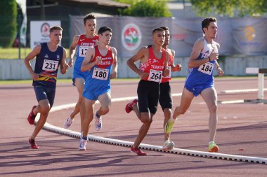 DENIZLI, TURKIYE - 16 Temmuz 2022: Denizli Albayrak Atletizm Pisti 'nde Balkan Atletizm Şampiyonası sırasında koşan sporcular