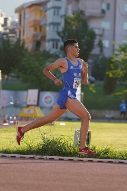 DENIZLI, TURKIYE - 16 Temmuz 2022: Balkan Atletizm Şampiyonası sırasında Denizli Albayrak Atletizm Pisti 'nde koşan tanımlanamayan sporcu