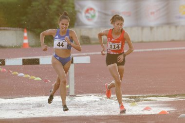 DENIZLI, TURKIYE - 16 Temmuz 2022: Balkan Atletizm Şampiyonası sırasında Denizli Albayrak Atletizm Pisti 'nde 3000 metre engelli koşan sporcular