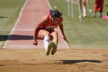 DENIZLI, TURKIYE - 17 Temmuz 2022: Balkan Atletizm Şampiyonası sırasında Denizli Albayrak Atletizm Pisti 'nde uzun atlama