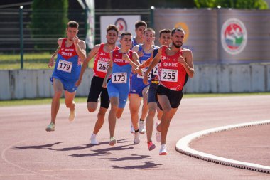 DENIZLI, TURKIYE - 17 Temmuz 2022: Denizli Albayrak Atletizm Pisti 'nde Balkan Atletizm Şampiyonası sırasında koşan sporcular