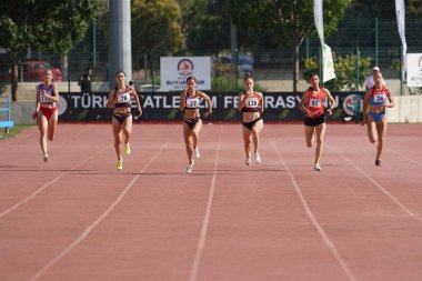 DENIZLI, TURKIYE - 17 Temmuz 2022: Balkan Atletizm Şampiyonası sırasında Denizli Albayrak Atletizm Pisti 'nde 200 metre koşan sporcular
