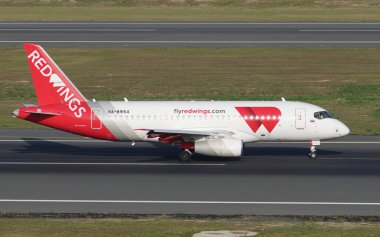 ISTANBUL, TURKIYE - 17 Eylül 2022: Red Wings Airlines Sukhoi 100-95B (95122) İstanbul Uluslararası Havaalanına iniyor