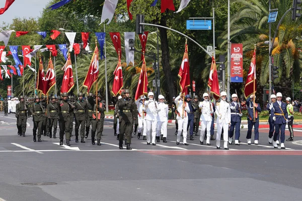 Istanbul Turkiye August 2022 Vojáci Pochodují Během 100 Výročí Průvodu — Stock fotografie