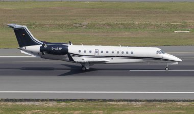 İSTANBUL, TÜRKİYE - 17 Eylül 2022: Air Hamburg Embraer 135BJ (1230) İstanbul Uluslararası Havaalanına iniyor