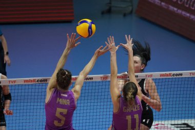 ISTANBUL, TURKIYE - 14 Ocak 2023: Mina Popoviç ve Gamze Kılıç, Burhan Felek Spor Salonu 'nda oynanan Galatasaray HDI Sigorta-Kuzeyboru Türk Sultanlar Ligi karşılaşmasında eylem halindeler