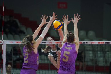 ISTANBUL, TURKIYE - 14 Ocak 2023: İlkin Aydın ve Mina Popoviç, Burhan Felek Spor Salonu 'nda oynanan Galatasaray HDI Sigorta-Kuzeyboru Türk Sultanlar Ligi karşılaşmasında eylem halindeler