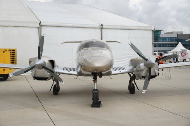 ISTANBUL, TURKIYE - ECTOBER 08, 2022: İstanbul Atatürk Havalimanı 'ndaki İstanbul Havaalanı' nda Özel Elmas DA62 (62,097) gösterisi