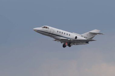 ISTANBUL, TURKIYE - 08 Ekim 2022: Özel Raytheon Hawker 800XP (258536) İstanbul Atatürk Havalimanı 'ndan kalkış