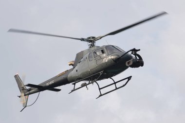 İSTANBUL, TURKIYE - Kasım 06, 2022: Eurocopter AS350 Ecureuil İstanbul üzerinde uçuyor