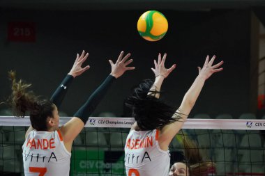 ISTANBUL, TURKIYE - 23 Mart 2023: Hande Baladin ve Yasemin Guveli, Burhan Felek Spor Salonu 'nda oynanan ve Eczacibasi Dynavit vs DevelopRes Rzeszow CEV Şampiyonlar Ligi Volley karşılaşmasında