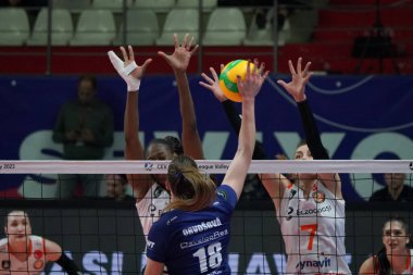 ISTANBUL, TURKIYE - 23 Mart 2023: Gabriela Orvosova Eczacibasi Dynavit vs DevelopRes Rzeszow CEV Şampiyonlar Ligi Volley karşılaşmasında Burhan Felek Spor Salonu 'nda