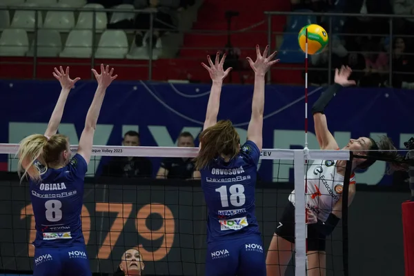 ISTANBUL, TURKIYE - 23 Mart 2023: Anna Stencel-Obiala ve Gabriela Orvosova Eczacibasi Dynavit vs DevelopRes Rzeszow CEV Şampiyonlar Ligi Volley karşılaşmasında Burhan Felek Spor Salonu 'nda oynanan karşılaşma