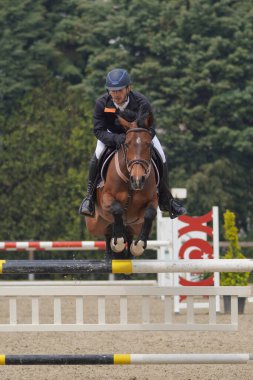 BURSA, TURKIYE - Nisan 09, 2023: Türkiye Binicilik Federasyonu yarışında kimliği belirsiz binici atla atladı