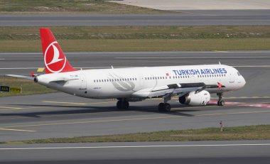 ISTANBUL, TURKIYE - 17 Eylül 2022: Türk Havayolları Airbus A321-231 (3738) İstanbul Uluslararası Havaalanına indi