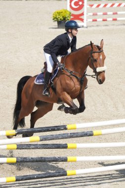 BURSA, TURKIYE - NİSAN 08, 2023: Türkiye Binicilik Federasyonu yarışında kimliği belirsiz binici atla atladı