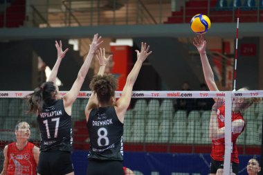 ISTANBUL, TURKIYE - 11 Mart 2023: Burhan Felek Spor Salonu 'nda Türk Hava Yollari - Sariyer Belediyespor Türk Sultanlar Ligi karşılaşması sırasında Begum Hepkaptan ve Ajcharaporn Kongyot