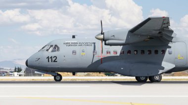 KONYA, TURKIYE - 30 Haziran 2022: Türk Hava Kuvvetleri CASA CN-235M-100 (C-112) Anadolu Kartal Hava Kuvvetleri Tatbikatı sırasında Konya Havalimanı 'nda taksicilik