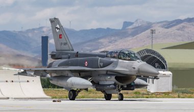 KONYA, TURKIYE - 30 Haziran 2022: Türk Hava Kuvvetleri Lockheed Martin F-16D Fighting Falcon (NW-15) Anadolu Kartal Hava Kuvvetleri Tatbikatı sırasında Konya Havalimanı 'nda taksicilik yapıyor