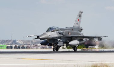 KONYA, TURKIYE - 30 Haziran 2022: Türk Hava Kuvvetleri Lockheed Martin F-16D Fighting Falcon (NW-15) Anadolu Kartal Hava Kuvvetleri Tatbikatı sırasında Konya Havalimanı 'ndan havalandı