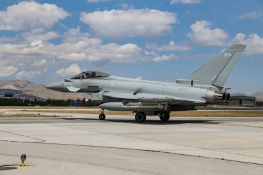 KONYA, TURKIYE - 30 Haziran 2022: Birleşik Krallık Kraliyet Hava Kuvvetleri Eurofighter Eurofighter FGR4 (444 / BS135) Anadolu Kartal Hava Kuvvetleri Egzersizi sırasında Konya Havalimanı 'nda taksicilik