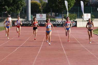DENIZLI, TURKIYE - 16 Temmuz 2022: Balkan Atletizm Şampiyonası sırasında Denizli Albayrak Atletizm Pisti 'nde 400 metre koşan sporcular